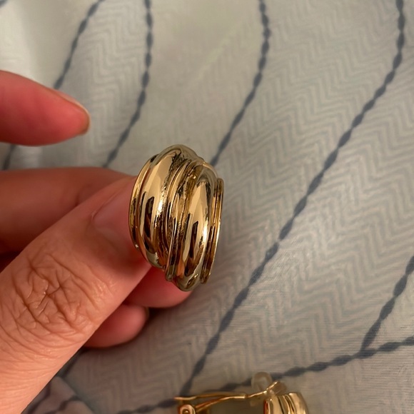 SOLD Vintage gold plated clip on earrings - Picture 2 of 9
